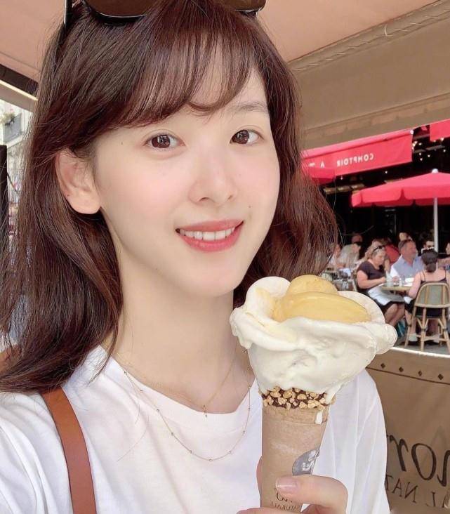 京东老板娘章泽天晒健身照,穿紧身衣大秀时尚,颜值身材不输明星