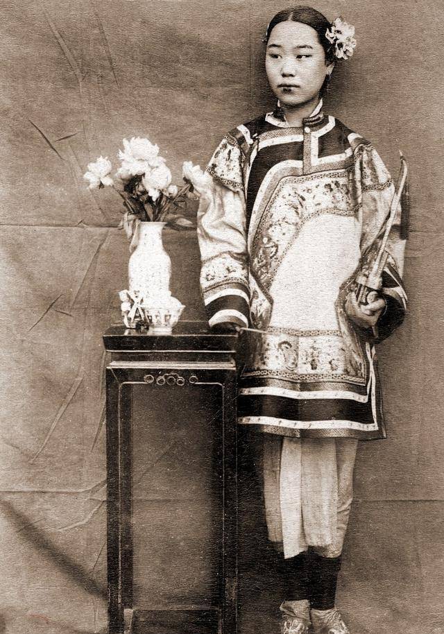 仔细观察你们会发现这些老人很多都是小脚女人,拥有三寸金莲,因为他们