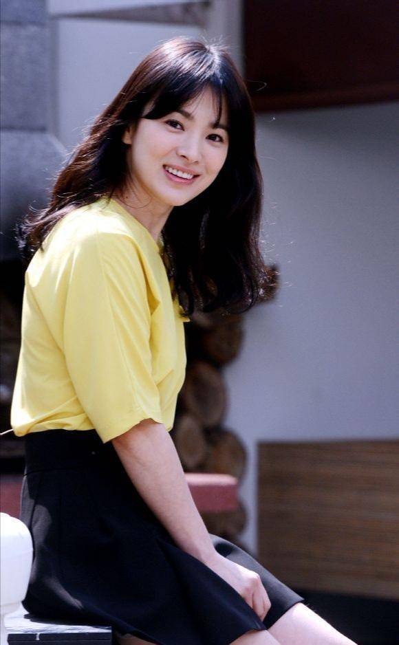 宋慧乔为显高爱穿a字短裙,配黄色t很减龄,就是凹的造型太显腿粗_气质