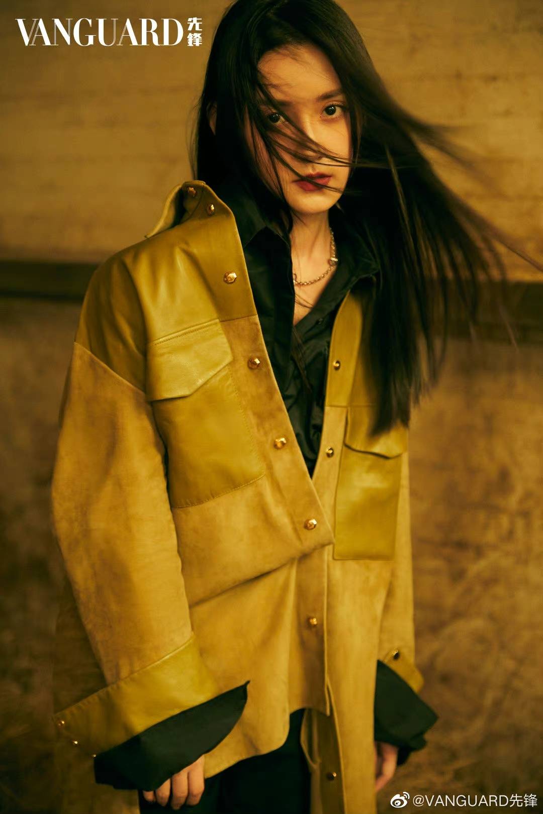 蒋依依出席了某品牌的活动,黑西装长筒靴波浪卷发真的