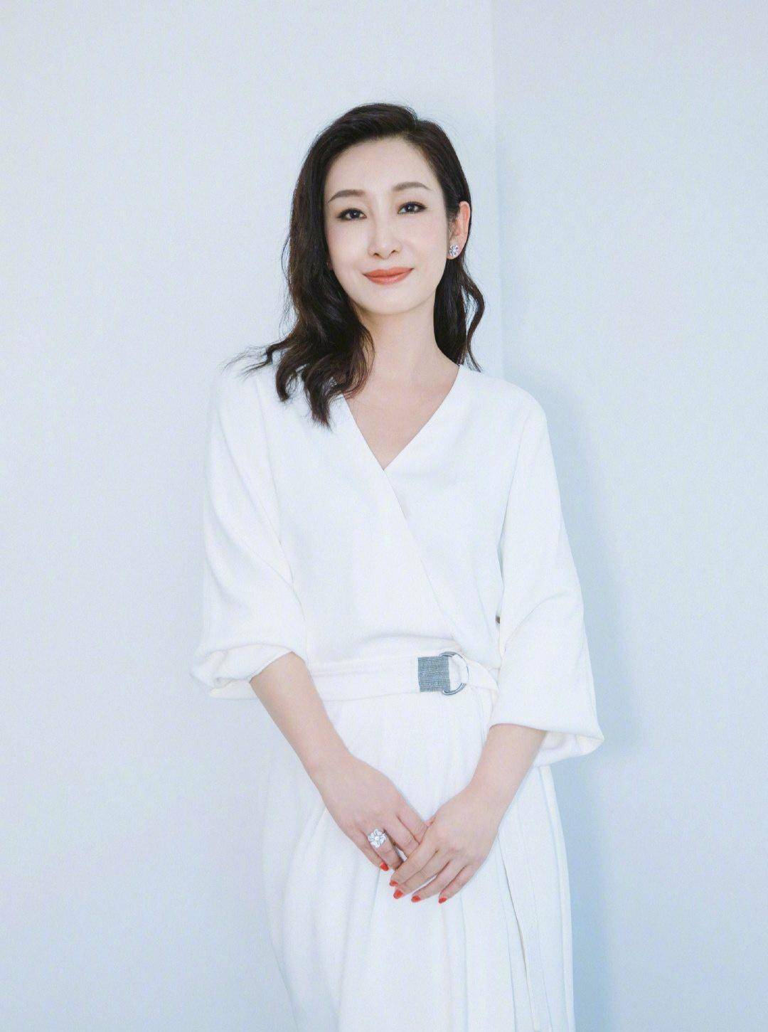 秦海璐造型真雷人,黑西装配时尚长裙好优雅,"蚊香"耳饰太抢镜_服装