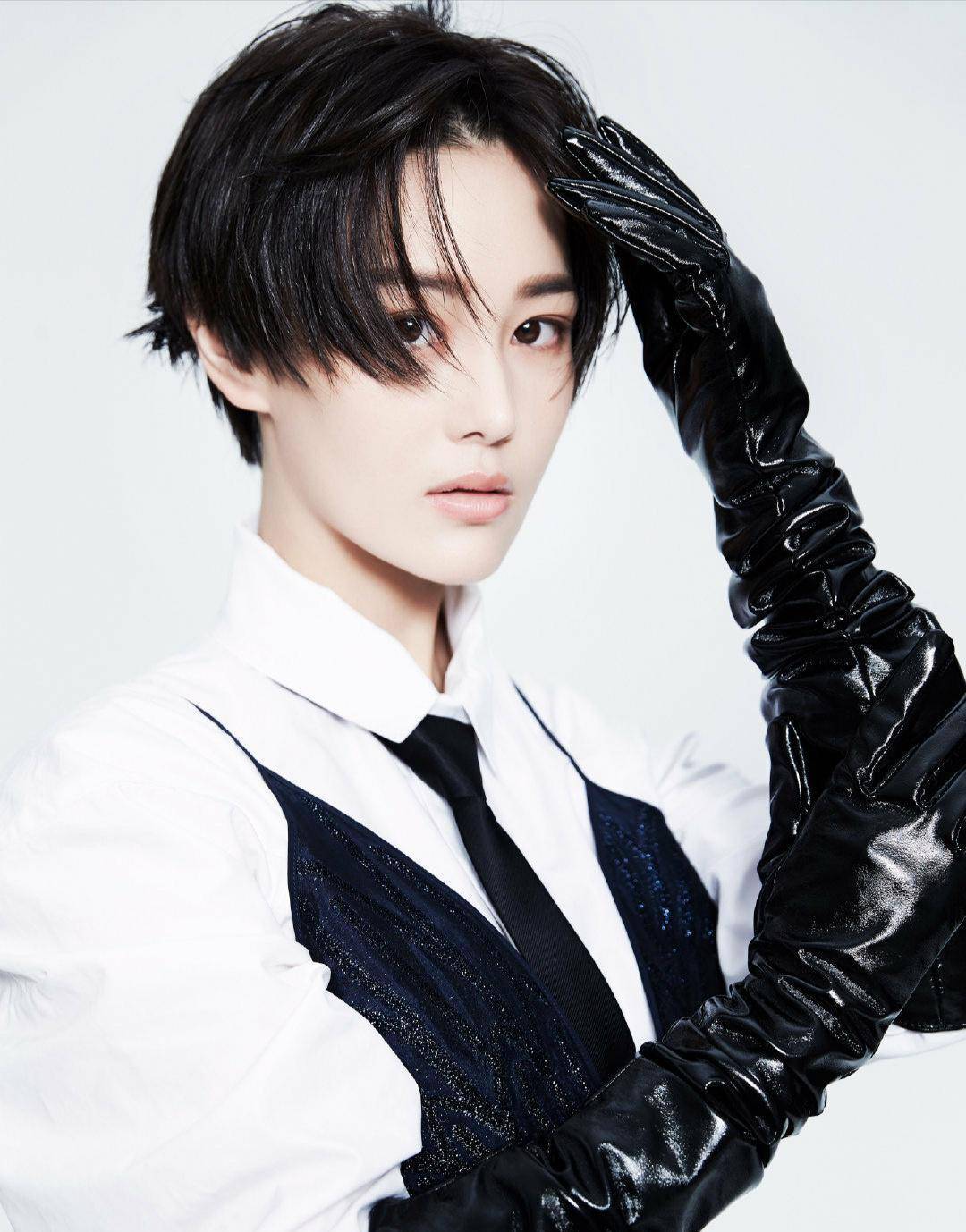 张馨予也太a了,留背头发型又帅又飒,白衬衣黑领带叼着牙签耍酷_时尚