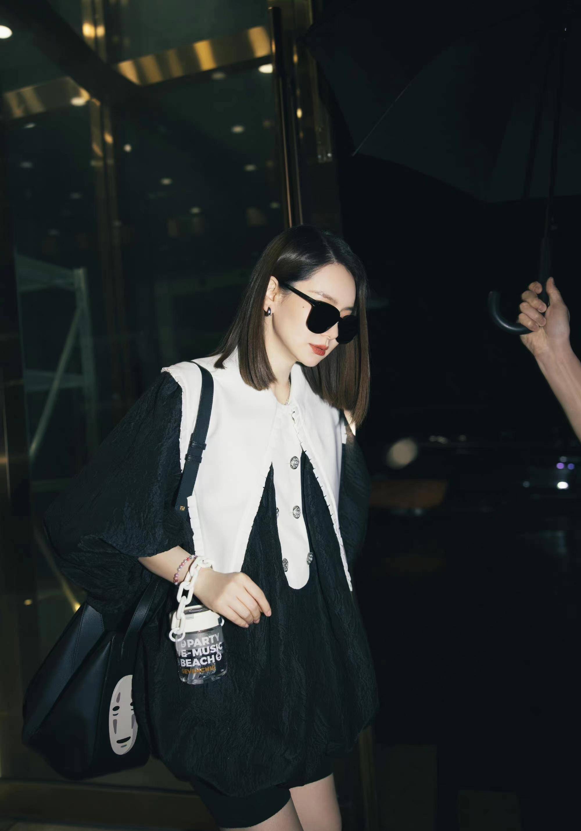 戚薇现身孕肚明显,衣品依然好,孕妈学起来_上衣_黑色_李乐琪