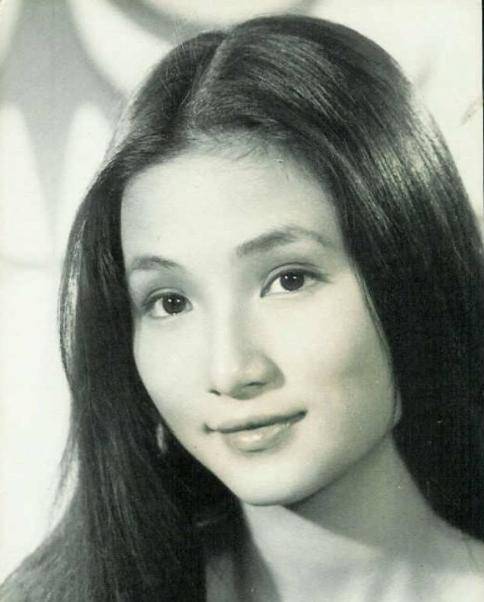 郑佩佩:第一代女打星,为丈夫怀孕8次只求一子,43岁净身出户