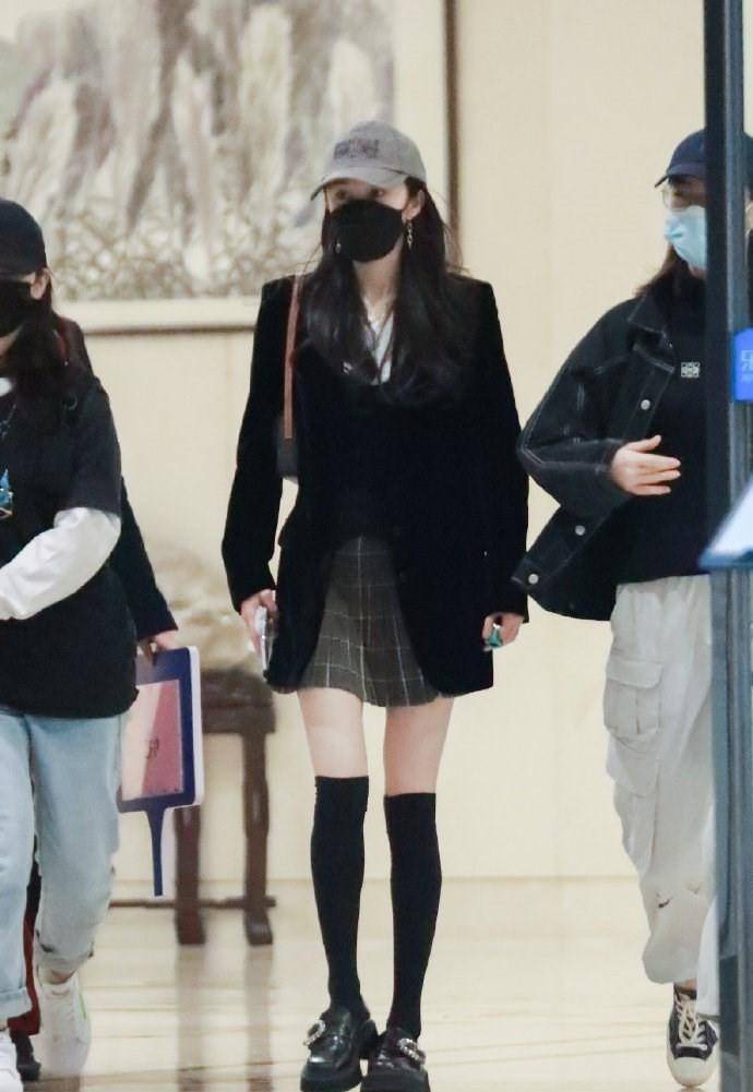 "辣妈"杨幂真大胆,机场穿jk裙配长筒袜硬扮学院女生,却不违和_造型