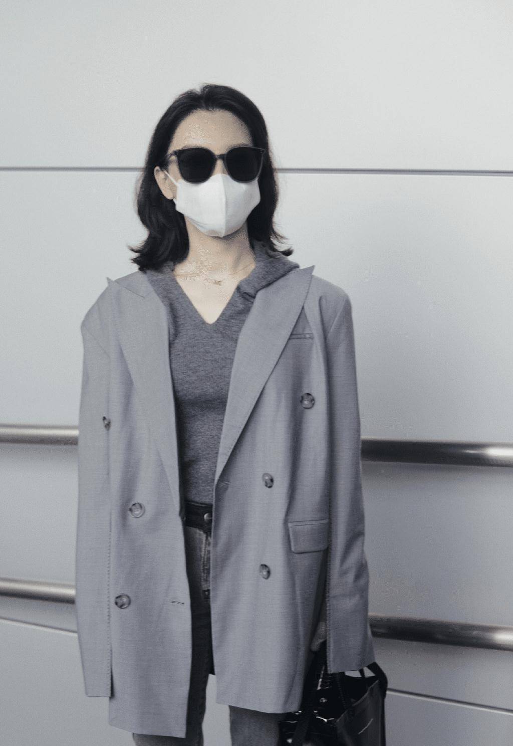 西装还是陈数会穿,一身老气灰后背还挖个大洞,结果却意外时髦_个性