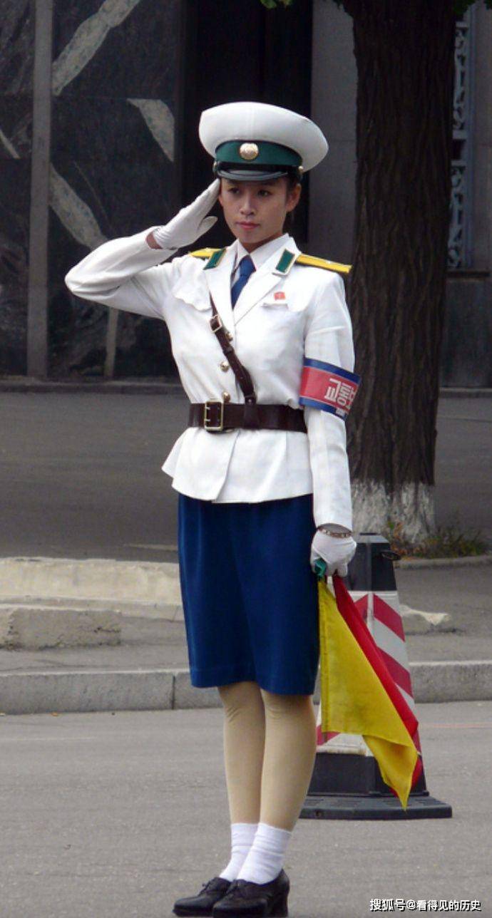 朝鲜的女交警 平壤街头的一道美丽风景线