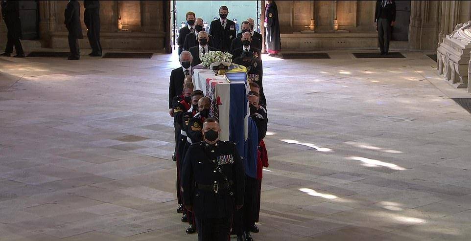 英女王在葬礼上悲痛难忍!