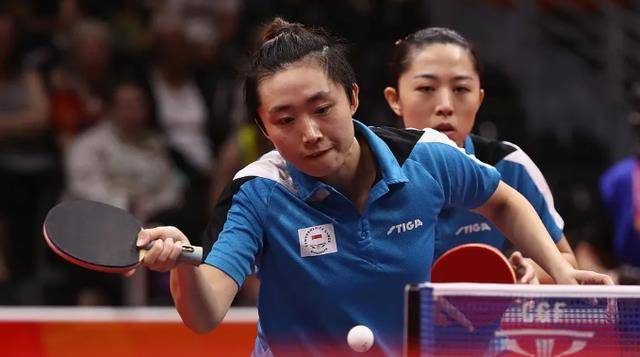 最后在女子双打决赛中,两位争夺女单冠军的队友冯天薇和曾尖搭档,强强