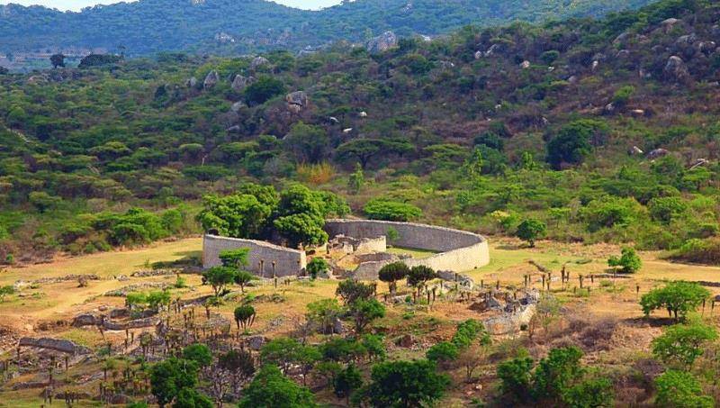 这里有科学的排水系统,完整的防御工程,神庙,城郭