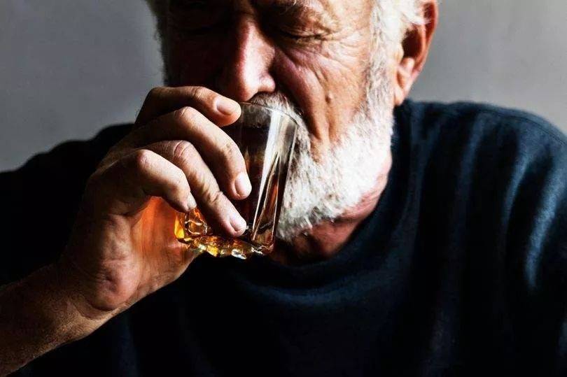 老头喝酒头像图片