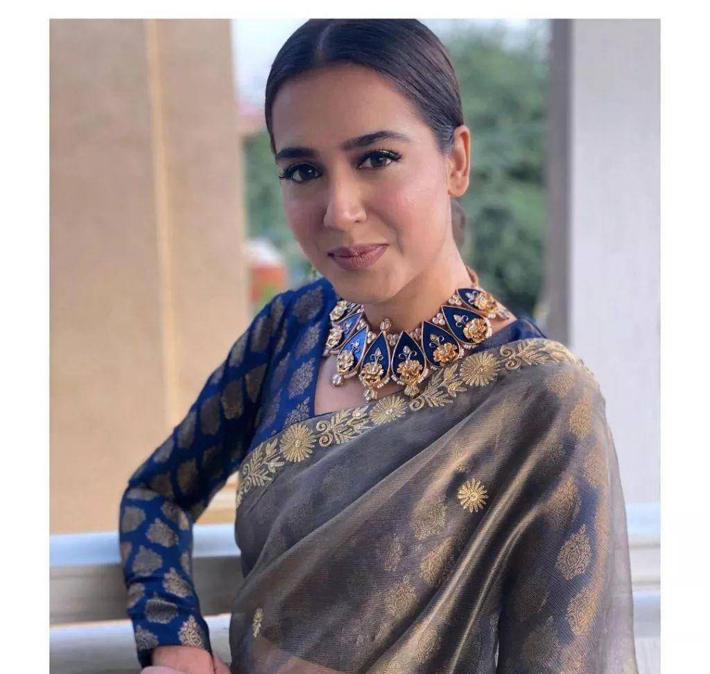 巴基斯坦女星曼莎·帕夏穿蓝色纱丽的美照,透射出一种别样的美_电影