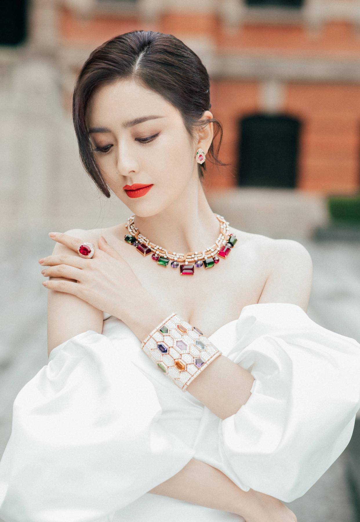 佟丽娅太有公主范,穿抹身材裙尽显时尚身材,与邓伦同框似豪门姐弟