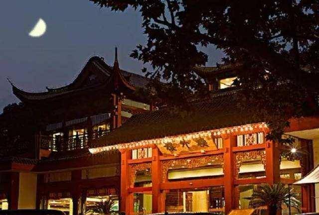 杭州百年老字号菜馆，口碑驰名中外，4年前还被翻拍成电视剧