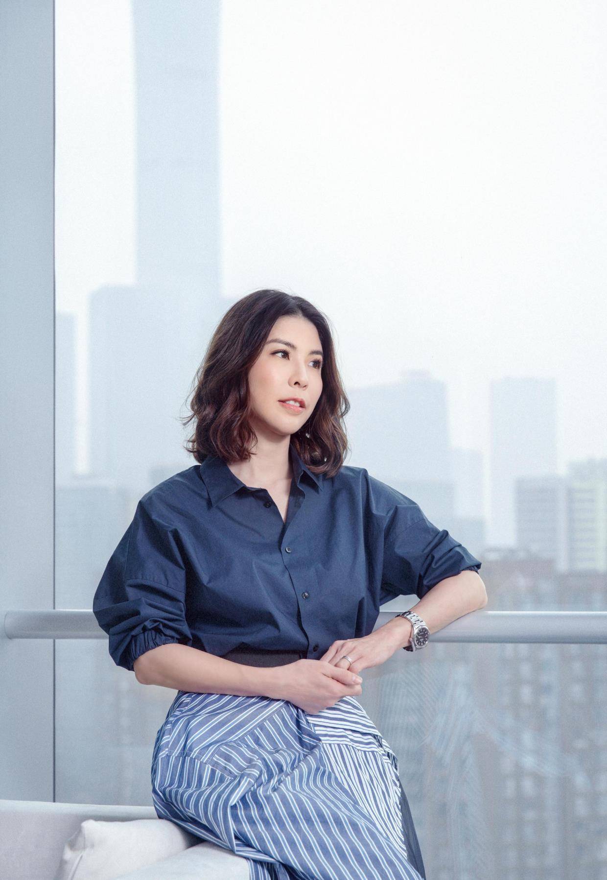 许茹芸的身材太让阿姨辈羡慕,穿薄纱连衣裙减龄洋气,哪像46岁!