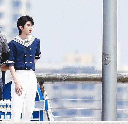 蔡徐坤的水军服真是让女粉们尖叫,果然颜值高,什么都能撑起来_举止