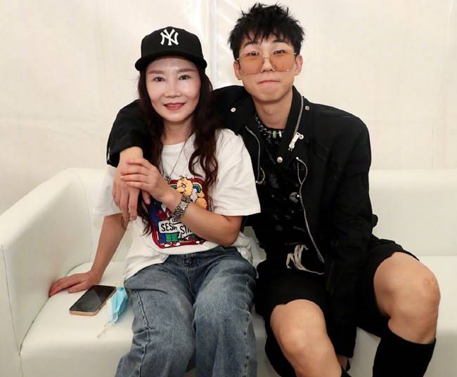 28岁白举纲官宣结婚!