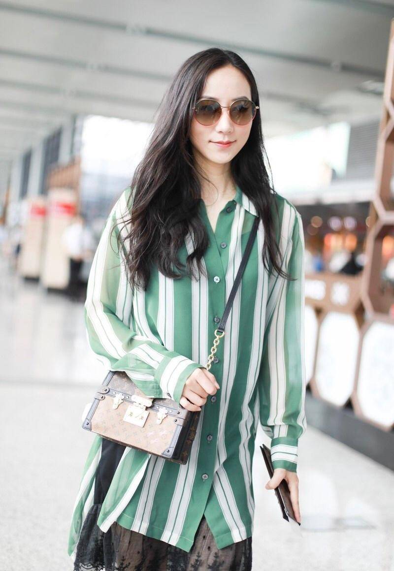 韩雪穿搭实力太强,穿条纹衬衫搭配小时尚裙,衣品让人竖起大拇指_裤子