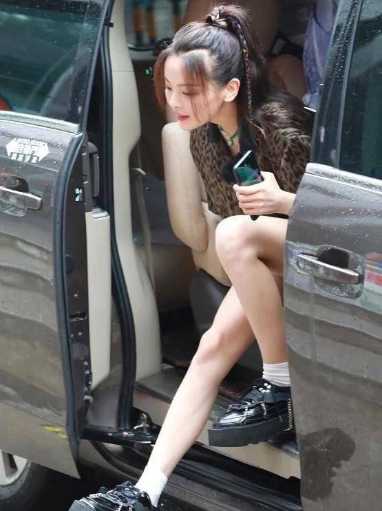 杨超越"下车照"被疯传!