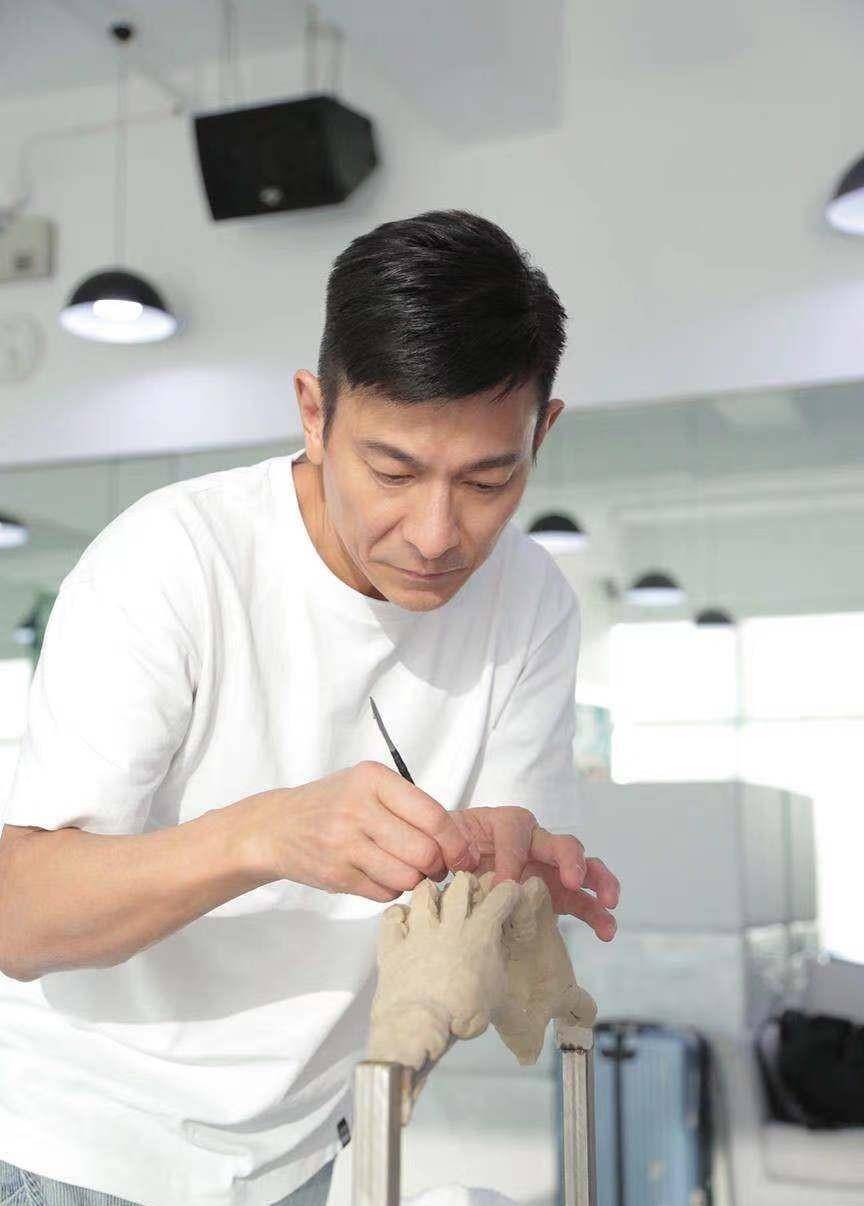 刘德华越老越帅气,哪里有快60的样,简单白t恤搭牛仔裤太减龄_时尚