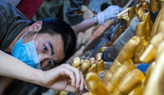 重庆工人修缮观800年前千手音像，意外触发机关，文物界因此沸腾