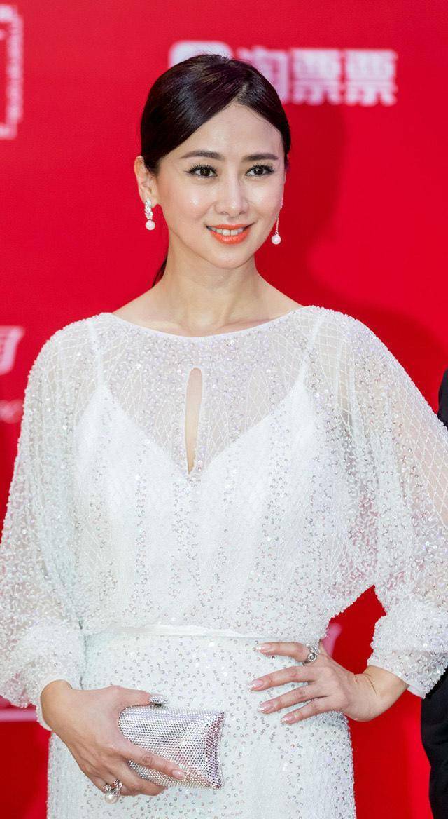翁虹果然是时光宠儿!穿白色连衣裙配低马尾,51岁完全没有憔悴感!