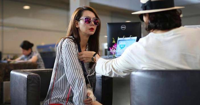 戚薇与老公互换身份当众开车!