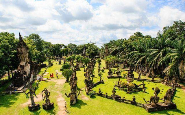 柬埔寨最不同尋常的寺廟，佛塔五花八門，前述看似一處“森林公園”