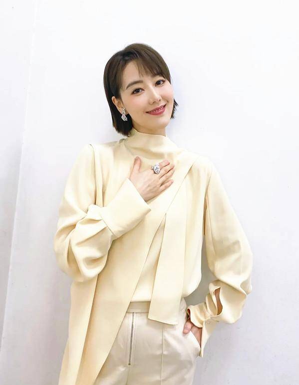 "金牌主持人"王冠太美,穿钻石礼服裙秀超模腿,"婴儿肌"亮了_服装_风格