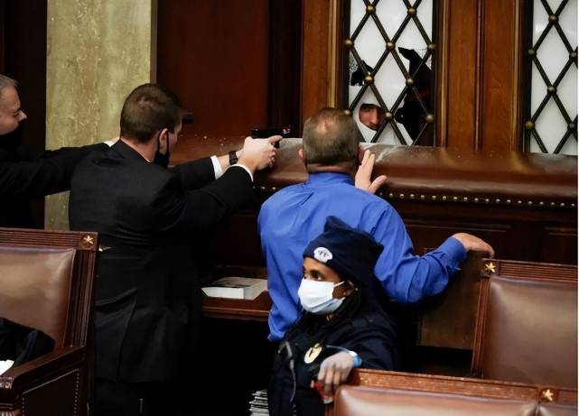 美国处于内战边缘,特朗普支持者持枪闯国会,还呼吁"武装叛乱"_庄园