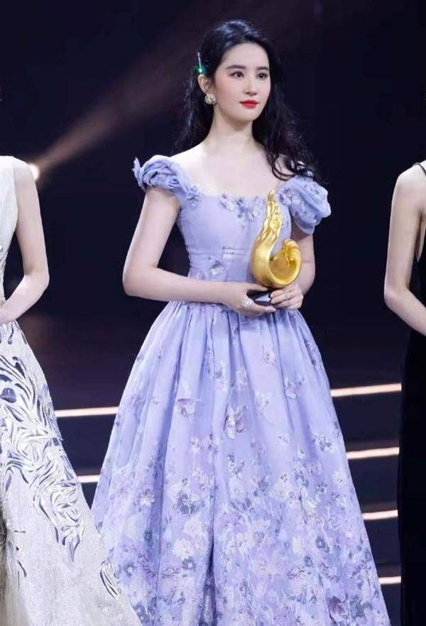 刘亦菲亮相电影节太唯美,粉色长裙配银花朵,脖子上的颈圈太个性_服装