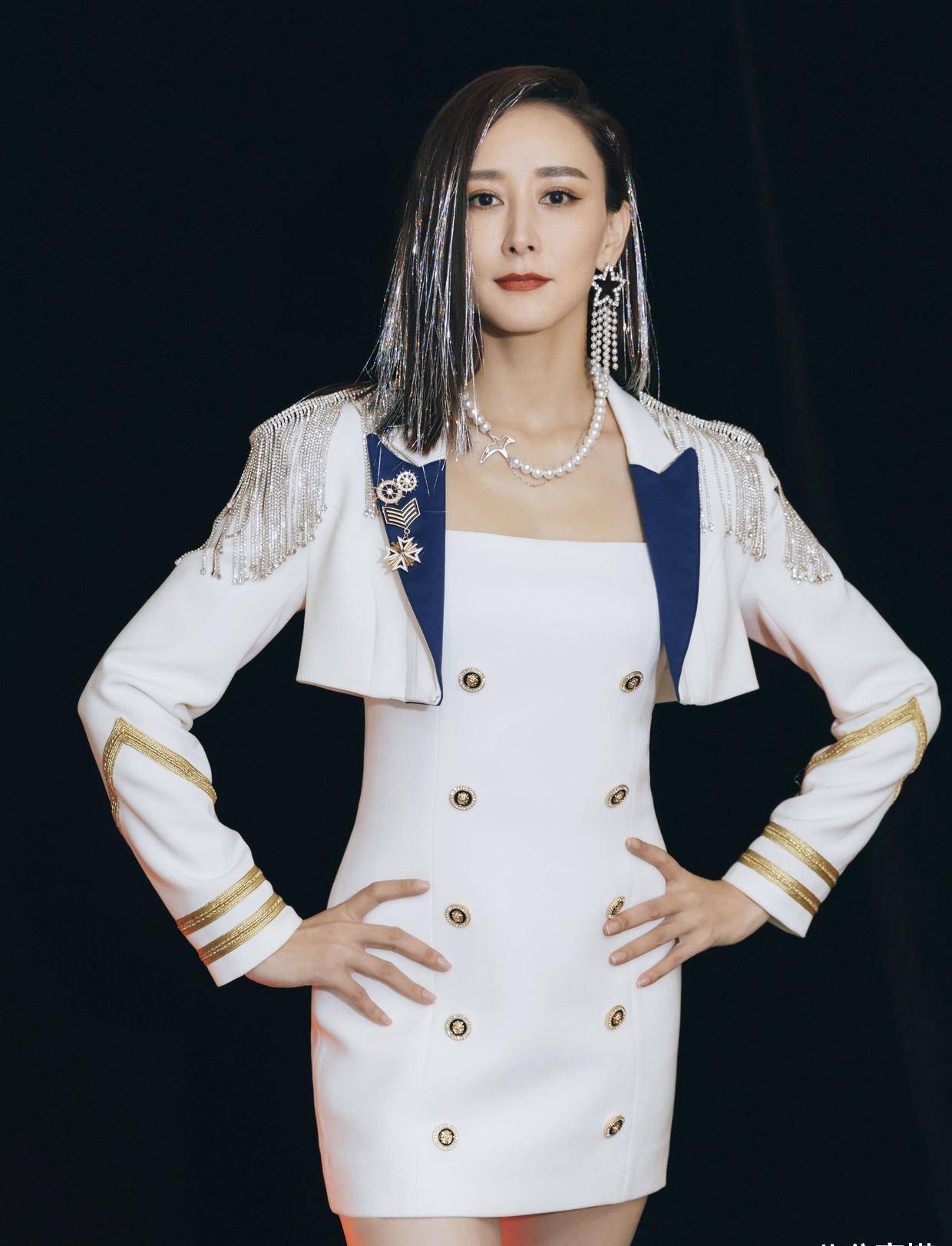 胡静的"阔太太"气质真强,黑色礼服华丽大气,时尚端庄真有气场_女性