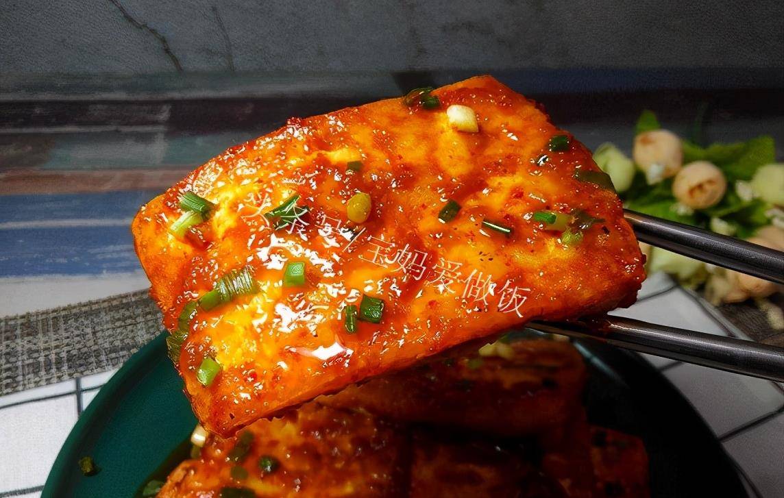 酱汁铁板豆腐:很简单的街边小吃,在家就能轻松做_平底锅_葱花_小碗