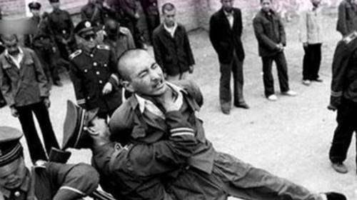 10行动乔四被抓后,哈尔滨"郝瘸子"的结局如何_东北_审判_劲儿