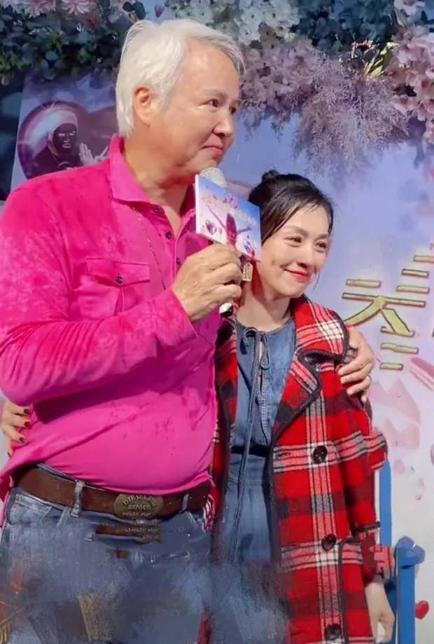 61岁老公庆生,两人现场甜蜜亲吻贴身热舞,太燃了_林瑞阳_曾哲贞_穿着
