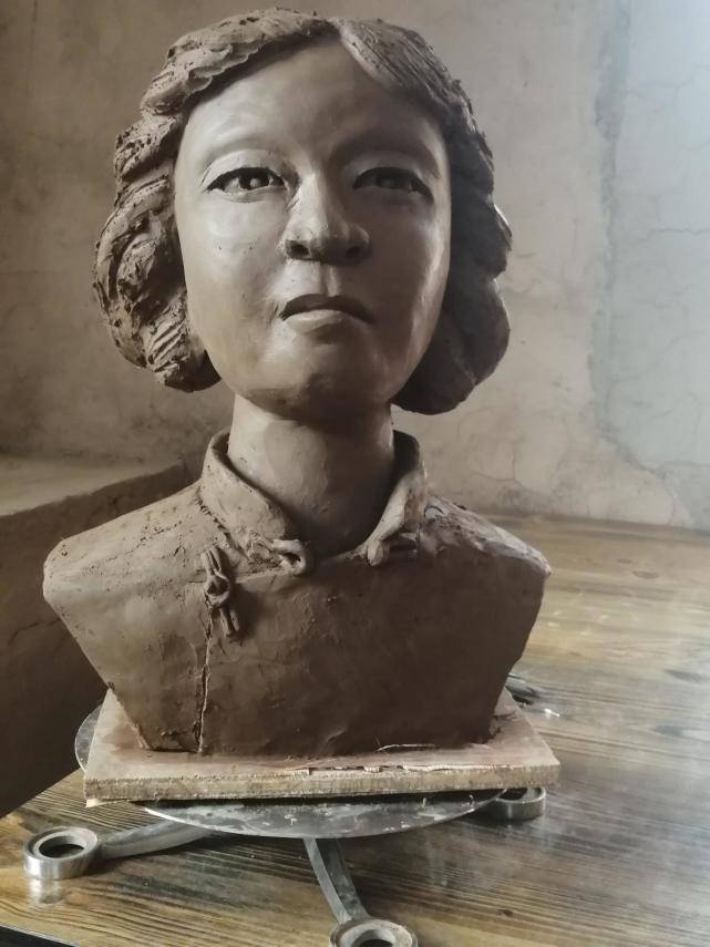 甘肃省工艺美术大师刘泉近期创作的泥塑艺术作品《刘胡兰》_英模_英雄