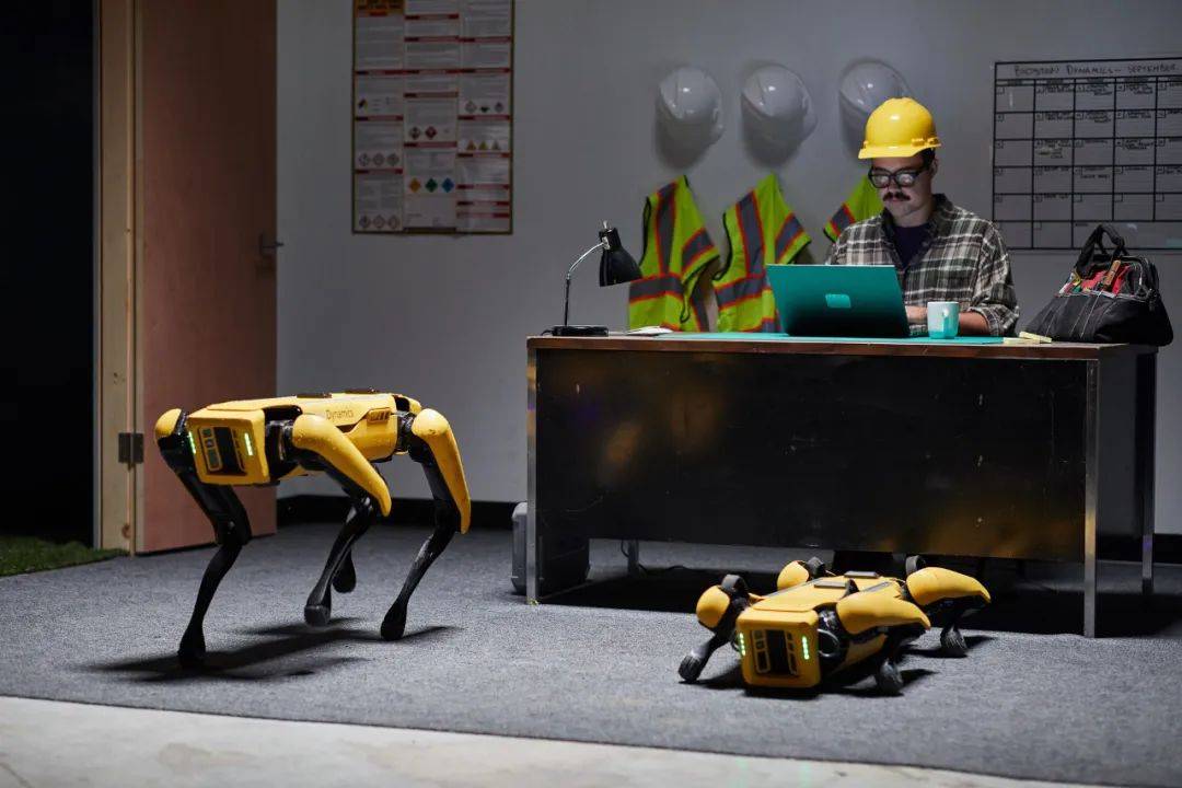 困在赛博世界里的“仿生机器人”