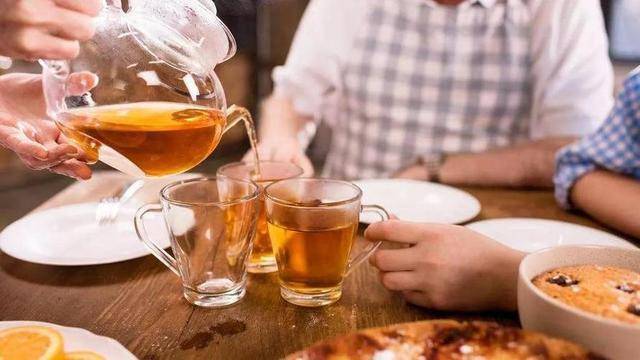 长期喝白开水的人与长期喝茶的人，谁的身体更健康？