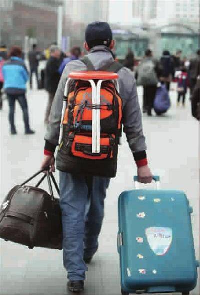 外出旅游中国人喜欢拉箱，西方人却喜欢背包，原来如此啊！