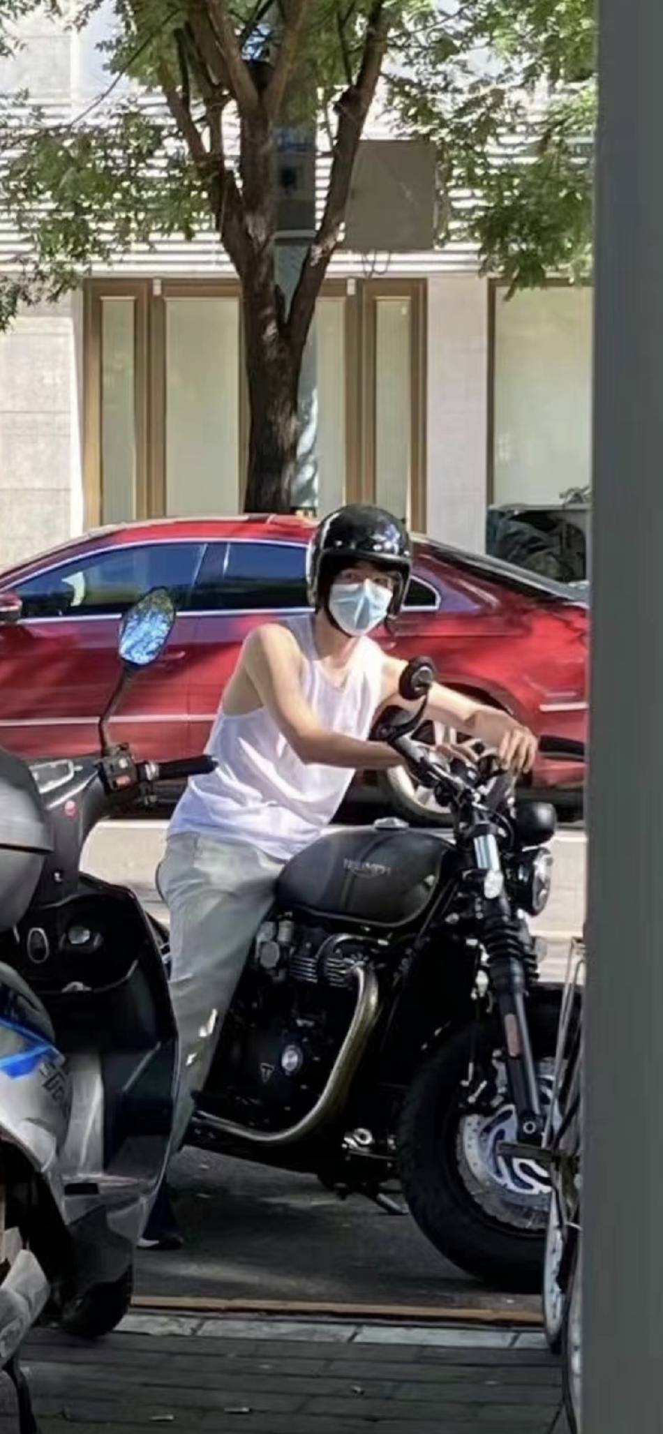 组图:刘昊然骑摩托车被偶遇 穿白色无袖老头衫依旧帅气_低头_穿着