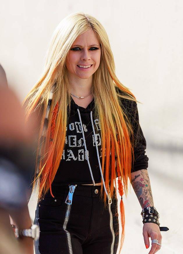 37岁艾薇儿出街!