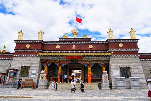 云南有个小布达拉宫，依山而建，宛若古堡，被称为藏族艺术博物馆