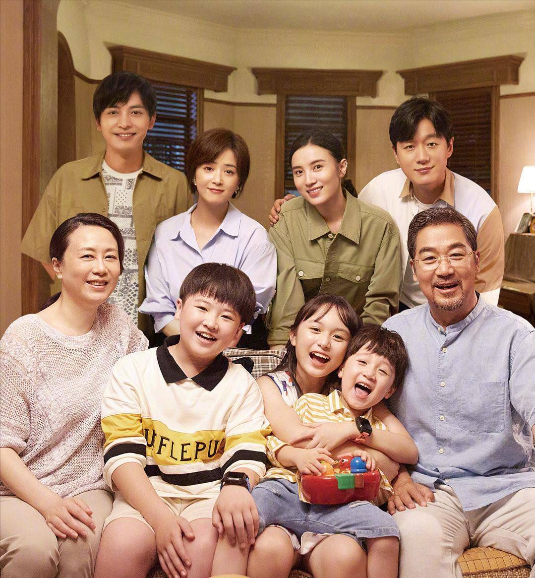 镜头一开始就交代了田雨岚和颜鹏这对夫妻,一个强势