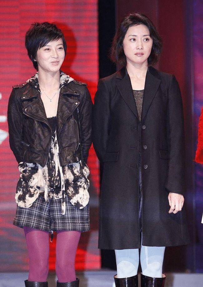 刘蓓大婶年纪仍有少女身段,穿紧身衣身材前开小口,事业线抢眼_服装