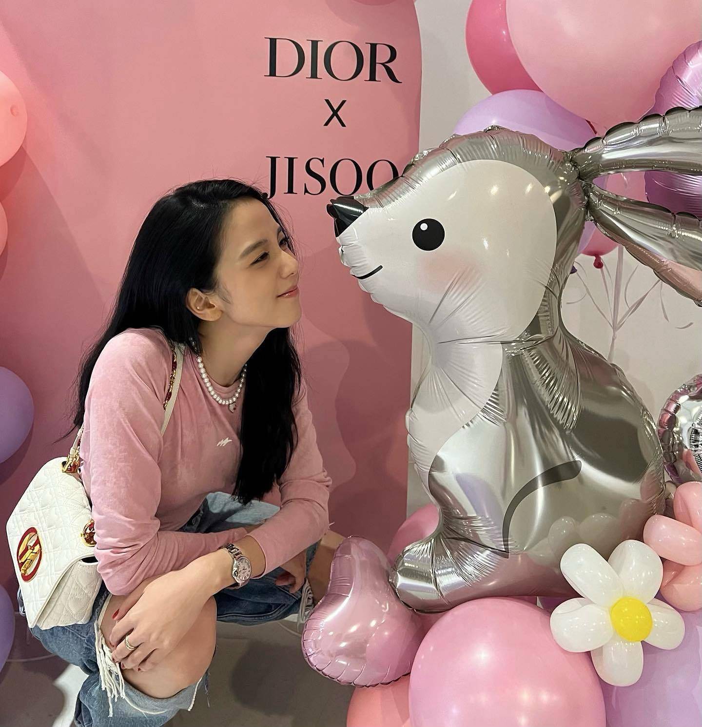 pink金智秀,破洞牛仔裤的时尚,展现可爱的魅力_youtube_全球_兔子