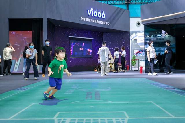 在中国电子信息博览会上踢足球？海信激光显示炫酷展区引热议-家电圈官网