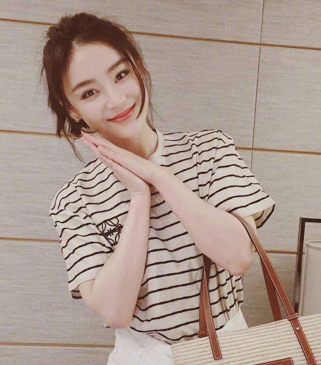 袁姗姗这是"年轻"了几岁,穿条纹短袖 半截裤,清新似学生妹_上衣_白色