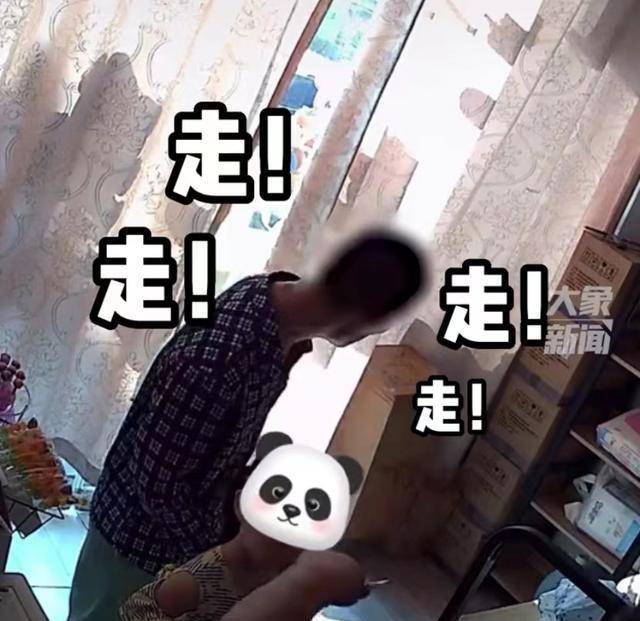 女童取快递时遭遇陌生男子“咸猪手”，老板发现后呵斥对方：走！