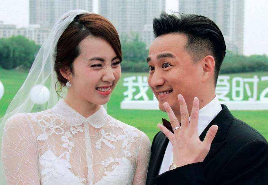 黄磊老婆孙莉,黑裙红唇散发优雅女人味,他们两夫妻真的很好_活动_身材
