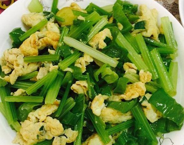芹菜炒鸡蛋的材料芹菜1把,鸡蛋2个,料酒少许,盐少许,姜1小块芹菜炒